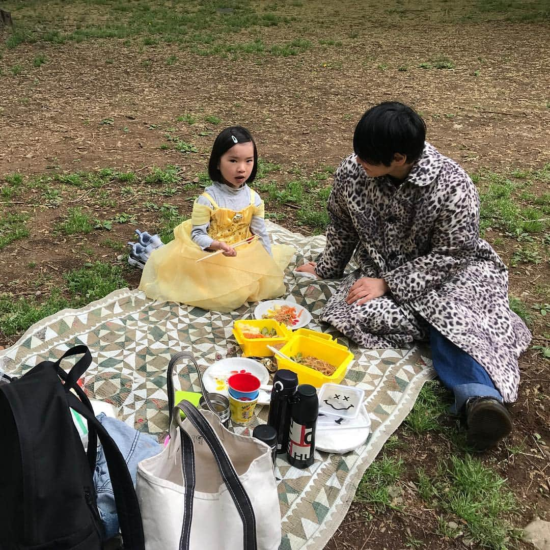 栗原友さんのインスタグラム写真 - (栗原友Instagram)「午前中からピクニック！朝からお弁当作って娘はベルのドレス着て @peroalien と待ち合わせ。今日も遊ぶぞー！腰痛いけど。#片口から焼きそば垂れてる」4月29日 12時13分 - kuri__tomo