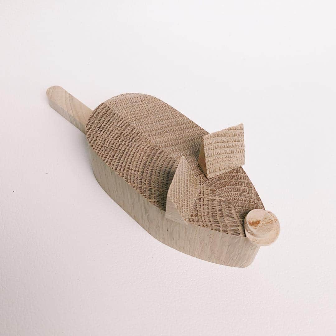 藤井祥子のインスタグラム：「. @postalco.tokyoのCAT MARKET、 カリモク @karimoku_official の端材を組み合わせて作る動物オブジェワークショップで作ったネズミ🐀🎀 しっぽと鼻はラバートリー材、胴体と耳はナラ材です◎ (シンプル過ぎたけど木目で毛流れ表したのが小さなこだわり…🙈笑) 最初クマを作る気まんまんだったのに、大量の端材を物色する中で胴体の形が「これは…！ネズミ…！」となりいつの間にかネズミに笑 最後の写真の右側は友人が作った神々しいトリ🦜 . . . #catmarket #karimoku  #postalco」