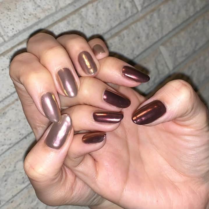 RUBY&ONYX by Kanako Miuraのインスタグラム：「新入荷のミラーパウダー🖤🖤🖤 ・ ・ 4/29 13:30〜.15:30〜 4/30 17:00〜17:30〜  ご案内可能でございます🥰 その他のお時間もご相談くださいませ。  お子様もお隣に座れるペアルームや個室もございます💡 ・ ・ ・ 🌿月額制もやってます🌿 ○プレミアム会員(ハンド&フット)¥29,800(税抜)・ ○ハンドレギュラー会員¥14,800(税抜)・ ○フットレギュラー会員¥14,800(税抜)・ ・ それぞれ全てのメニューが月に何度でもご利用頂けます。  ご予約、お問い合わせはDMまたは 0354595882 LINE ID：@ rubynail までお気軽にどうぞ💫  #daikanyama#nailsalon#nail#gelnail#rubyandonyx#summer#summernails#handnail#mode#cool#studs#menscare#ART#winternails#メンズネイル#メンズケア#定額制ネイル#通い放題#ジェルネイル#ネイル#ノーサンディング#ショートネイル#大人ネイル#イエローネイル#シンプルネイル#代官山ネイルサロン#トレンドネイル」