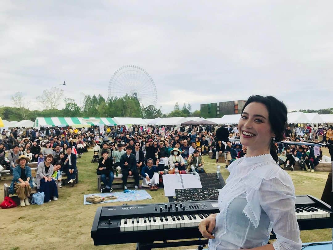 エミ・マイヤーのインスタグラム：「Today is exactly 10 years since I released my first album “Curious Creature” in Japan on 4/29/2009! Through the ups and downs I am happy to say I am still in love with music. Questions of whether I am American or Japanese, white or asian, jazz or pop, lyrics abstract or simple, mainstream or indie, are fluid now and I still own 💯% of my music (and my wrinkles are laugh lines, which I am ok with😉) Couldn’t have done it without the guidance of others or the warm support of listeners and I am so grateful. Follow what makes you happy (steer clear of that which does not, as you learn only with time), beware of shortcuts and actively thank those who add to your bliss. Plus now I have a baby, so the next generation is where it’s at! Xoxoxo おかげさまで今日で10周年!ちょうど4／29／2009にキュリアス・クリーチャーをリリースしました。ジャンル、国、問わずキャリアを続けられたのも長年サポートをしてくれたリスナーとチーム🙏心から感謝しています！本当にありがとうございます！#emimeyer #エミマイヤー」