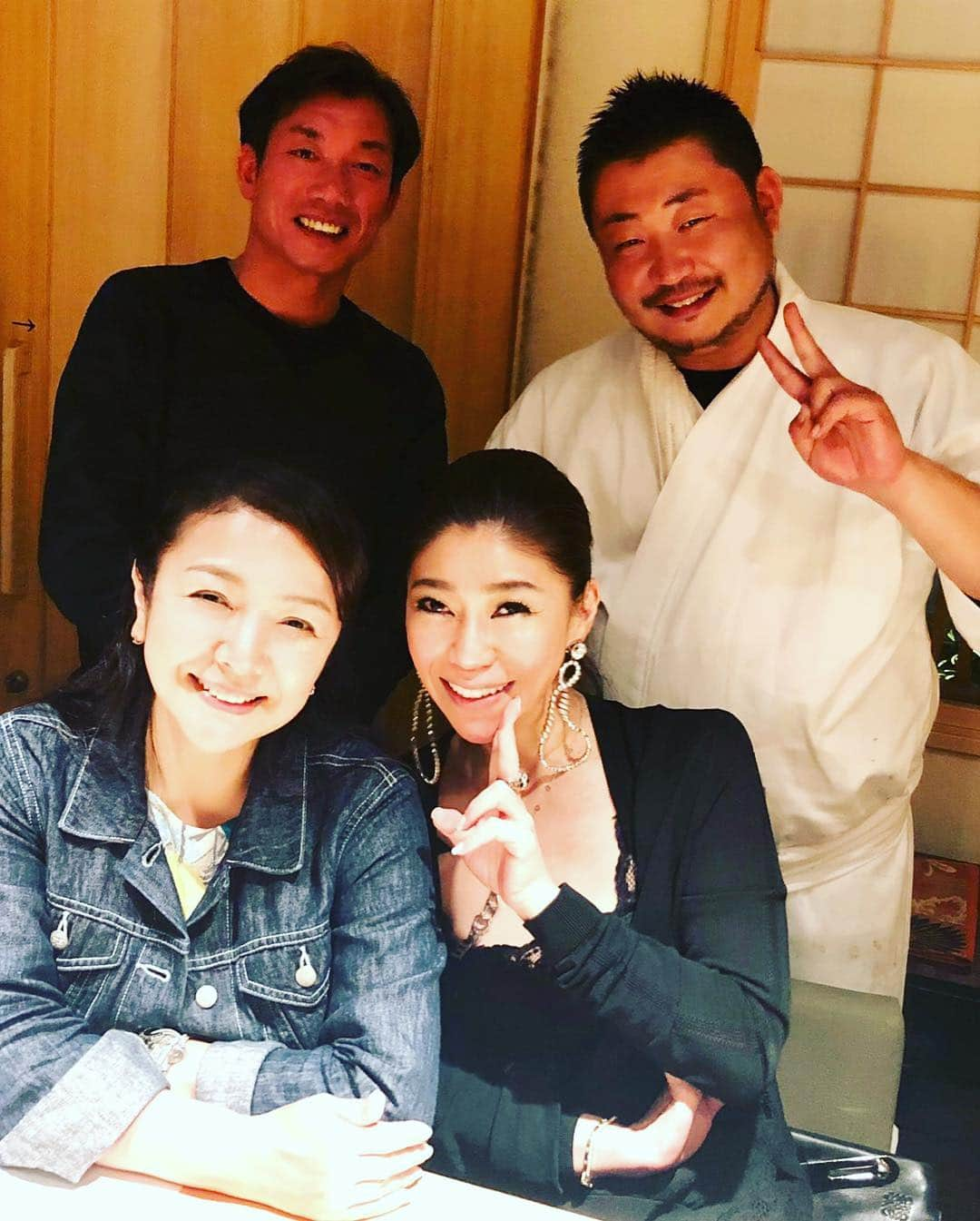 原日出子さんのインスタグラム写真 - (原日出子Instagram)「昨夜は 姫路での千秋楽を終えて ご観劇頂いた田中夫妻と共に 大阪へ…💖 美味し〜い焼き鳥屋さんに連れて行って頂き 旅の打ち上げをして頂きました✨ 11日〜28日まで 移動しながらの公演。楽しかったけど 疲れもピーク💦 美味しいご飯と 何も考えずにゆっくり眠れる時間で すっかり癒えて 心のスイッチも切り替わりました👍 今 帰りの新幹線の中。 家族には不自由をかけましたが 無事に終えることができて 本当に感謝です。 さあ 連休明けには 次のドラマの撮影です。 しっかり体調を整えて 頑張ります❣️ #芝居の旅 #劇団朋友 #大阪 #炭火割烹いしい #鳥匠いし井」4月29日 12時29分 - hara_hideko