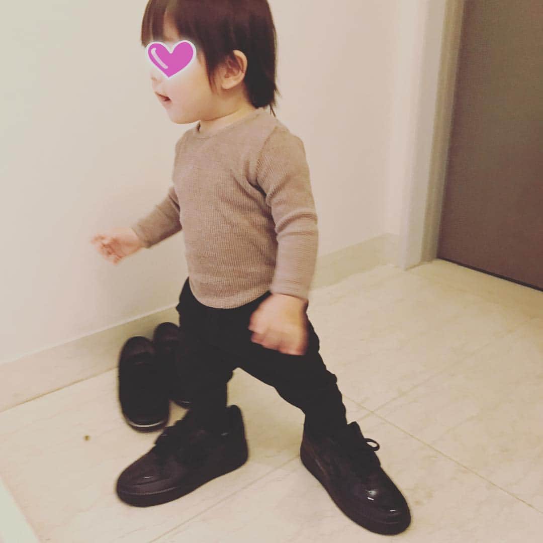 のインスタグラム：「靴でかい！！笑  最近、自分で靴選びをするのですが、この日はこれだったみたい。左右反対だし、大きいし。笑  #instagood #boy #23months #nike」