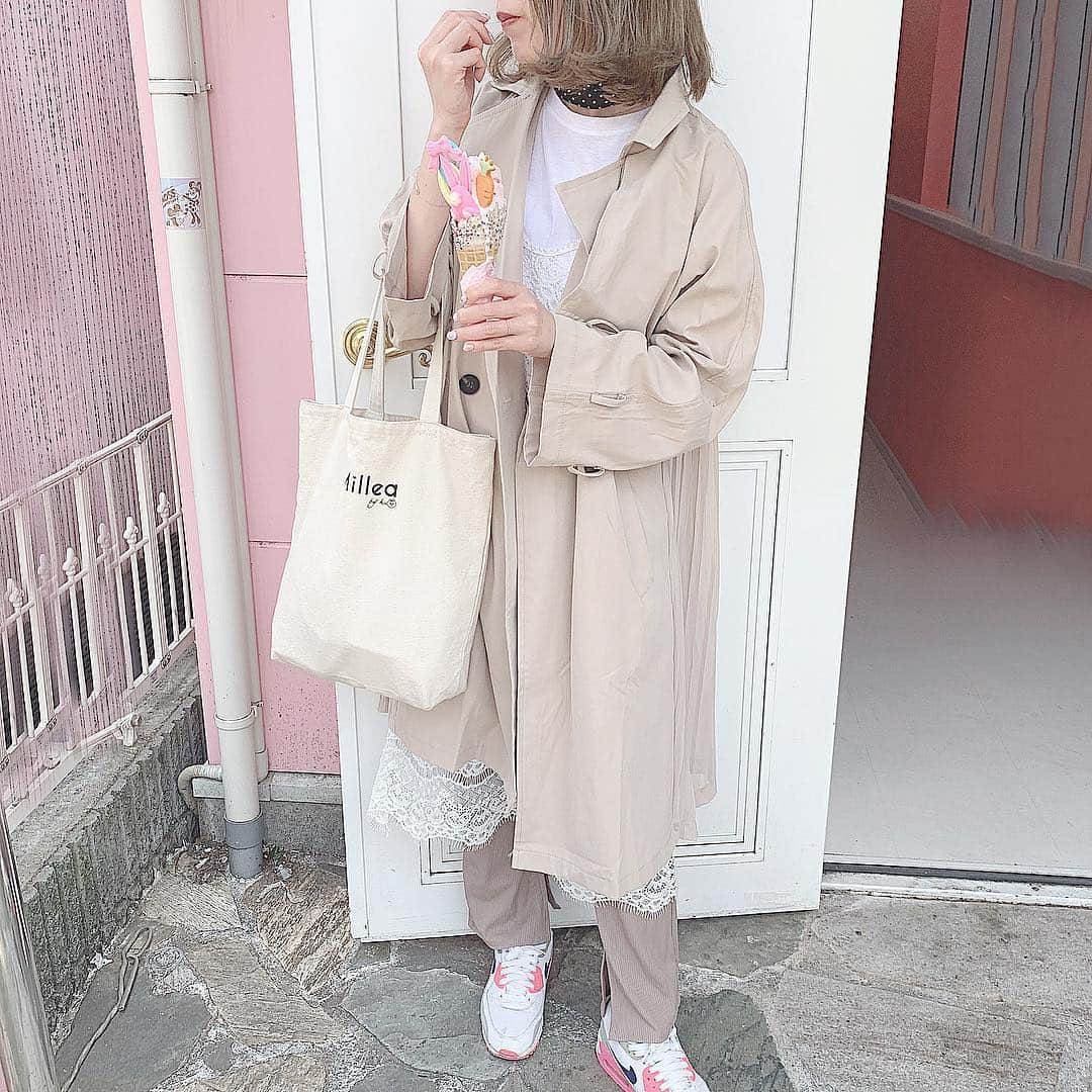 ひこ乃さんのインスタグラム写真 - (ひこ乃Instagram)「🧥⠀ ⠀ 最近流行りのプリーツトレンチコート𓍯 バックスタイルがかわいい♡⠀ ⠀ ナイキのエアマックスってほんと歩きやすいよね𓆈⠀ ⠀ #milleapic#milleacode#eddysicecream#airmax」4月29日 12時36分 - hikono0909