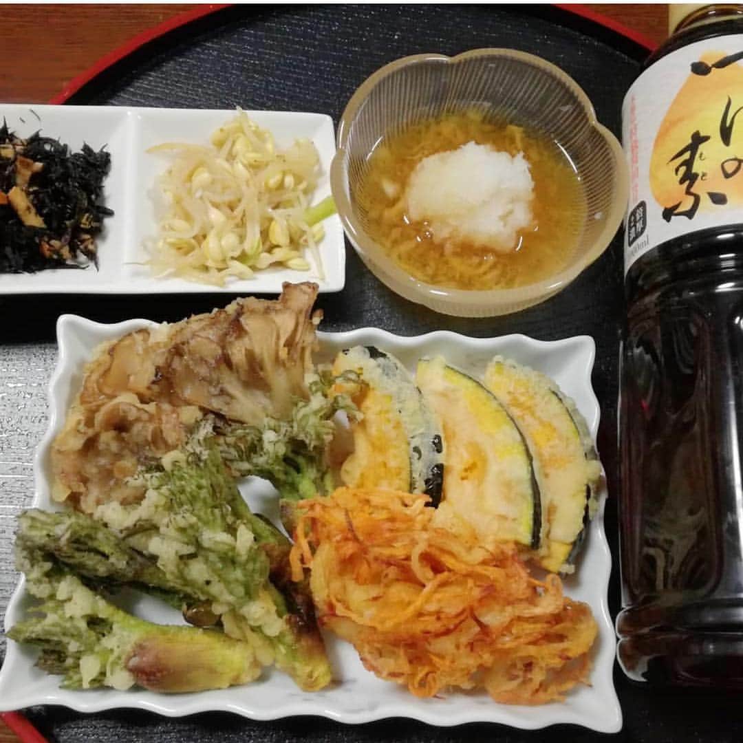 にんべん　おだしでキレイ習慣さんのインスタグラム写真 - (にんべん　おだしでキレイ習慣Instagram)「こんにちは☺️ みなさま、ゴールデンウィークはいかがお過ごしですか？🌷 今日は @mizuki.hana.566 さんの投稿をご紹介します✨ 春らしい食材で天ぷら！🤤😍💗 #料理かんたんつゆの素 を使ってくださいました🥰  #だしのある生活  #だし生活  ーーーーーーーーーーーーーーーーーーーーーーーー  たらの芽・舞茸・かぼちゃ・さきいかとニンジンの天ぷら 10連休なので季節感のあるものをと思い作りました。 #にんべん #にんべんだしアンバサダー #料理かんたんつゆの素」4月29日 12時36分 - ninben.dashiambassador
