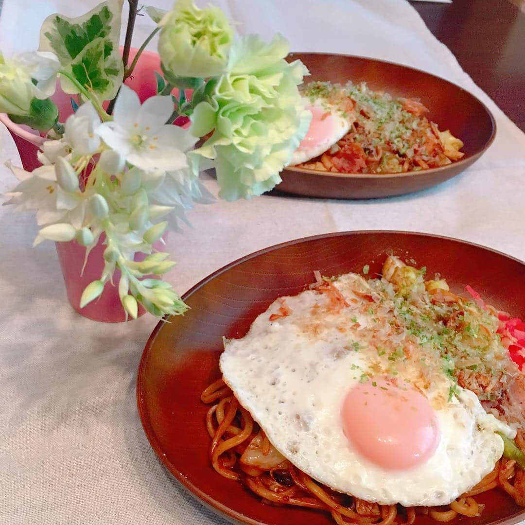 山西章博のインスタグラム：「今話題のお花の定期便@bloomeelifeさんからお花が届きました！ ただの焼きそばも華やかになります！ 2枚目は届いた時のもの。ポスト投函なので手間もかからないです。 ■クーポンコード：CAS306 ■有効期限：2019年6月30日 今Bloomee LIFEさんではこの投稿を見てくださった方限定で「✨初回無料クーポン✨」がプレゼントされるそうです♪ しかも今なら4/12〜、母の日に向けてCath Kidston🇬🇧とBloomee LIFE💐でキャンペーン開催中で Bloomee LIFEのお花がCath Kidstonデザインの【限定の特別パッケージ🎁】で届くそうです！ この限定パッケージで届くのは今だけ♪ #焼きそば #茶色 #お花 #華やか #初心者主夫 #bloomeelife#キャスキッドソン」