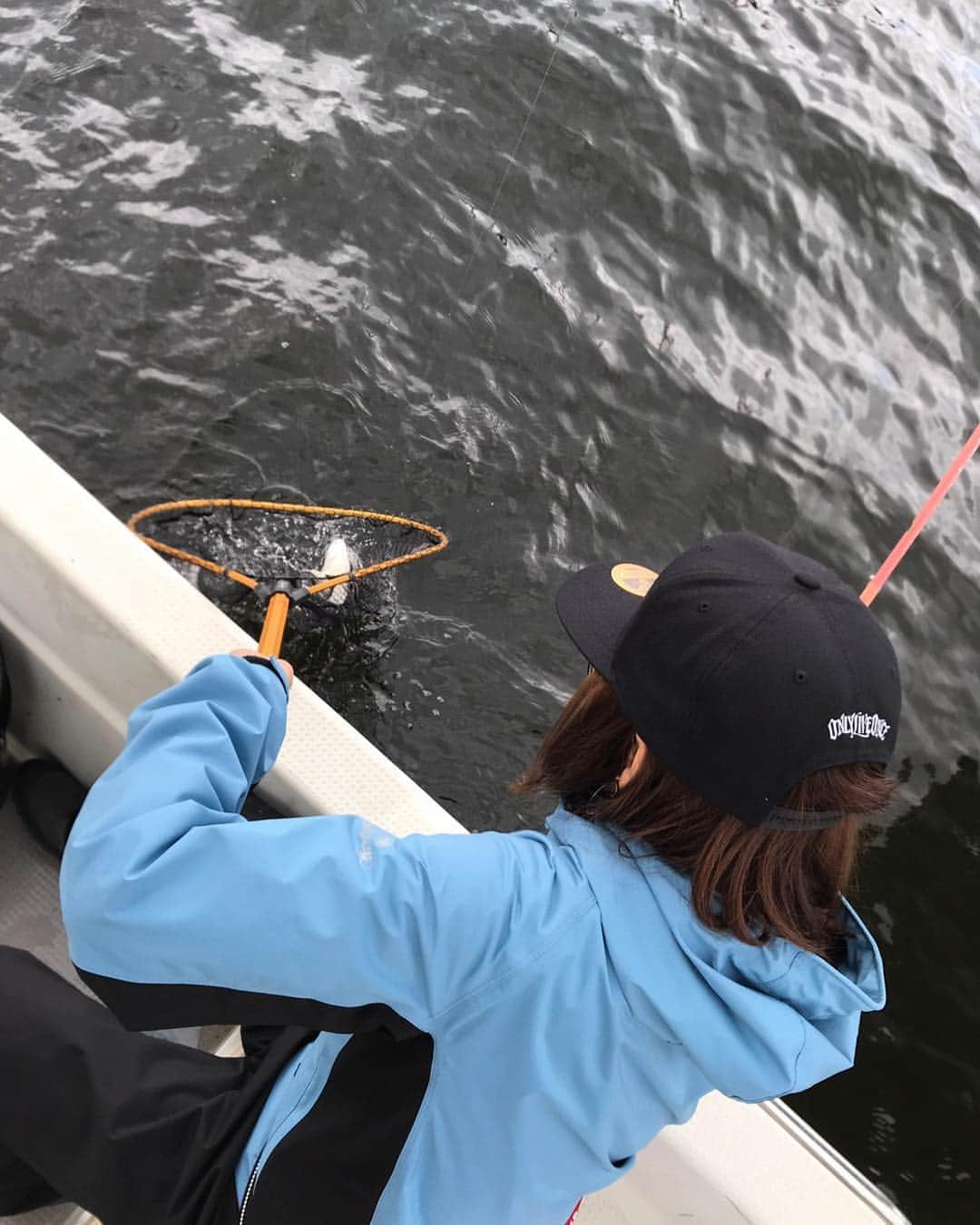 彼方茜香さんのインスタグラム写真 - (彼方茜香Instagram)「シーバス♥ @hirosatofujisawa  さんのとこでプライベートfishing♪ 久々にシーバスに会えた‪⸜(*ˊᵕˋ* )⸝‬ キャスト問題があるので落としてツンツンくるくるくる〜スーッ。の、フォールでバイトˊᵕˋ)੭  #冷斬  #20g  #邪道 #エギングロッド #餌木猿 #onlyliveonce #キャップ #namelessage #ウエア #シーバス  #sarynfishing」4月29日 12時46分 - serikaochikata