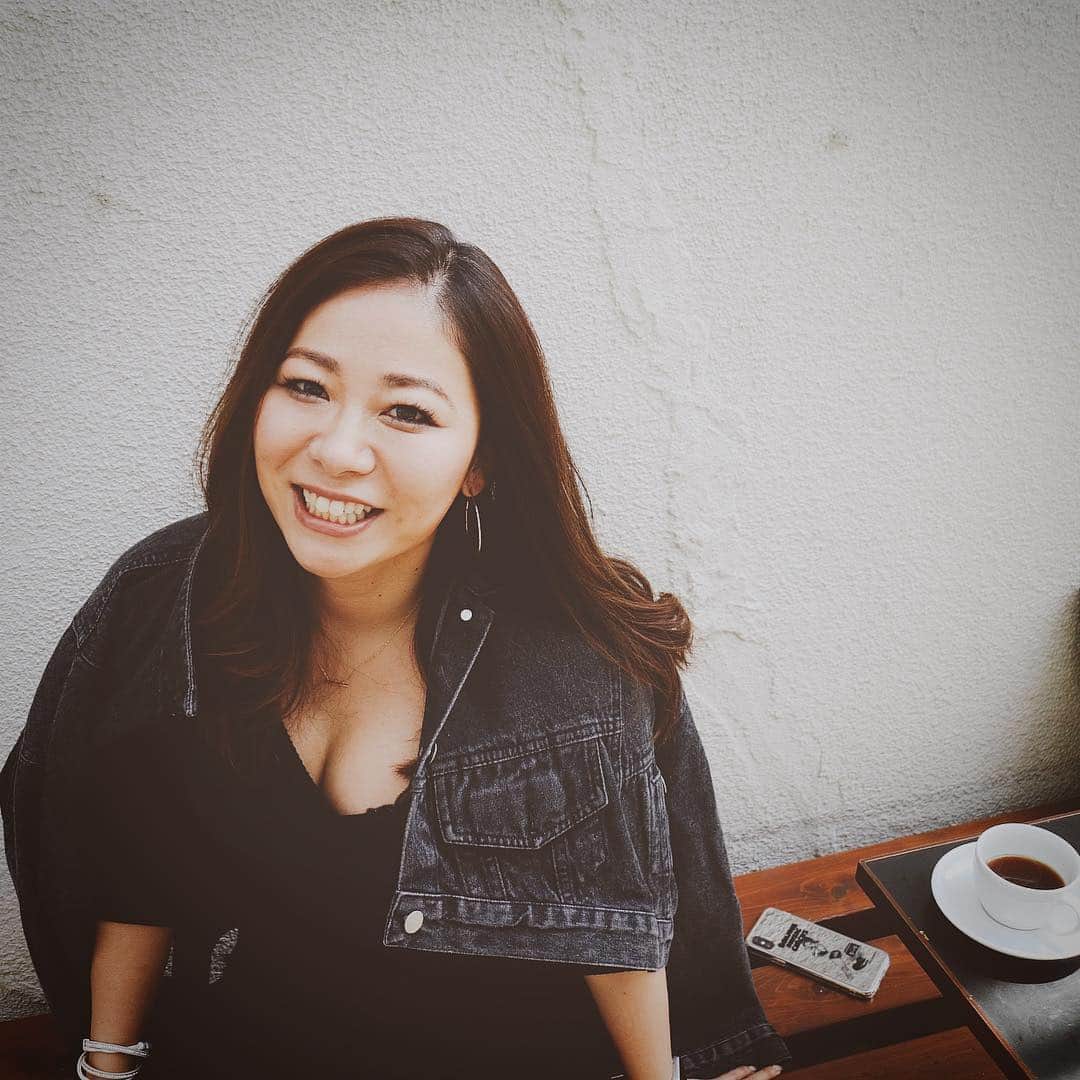古渡奈々子のインスタグラム：「左右で目の大きさ(ただしくは瞼の開き方)が違うのが私の特徴 右が小さい だからわたしの分け目はいつもコレ . 小さい頃一重で母親に「一重は可愛くないから」とアイプチを渡された 当時は子どもだったし、外見に無頓着で自分のその可愛くなさをあんまり気にしてなかったけど そこまで言うならやるかとたまーに幼い頃にやってた . おかげで奥二重になりました お母さんありがとう . ぱっちり二重も憧れるし、目の左右の違いは気になるけど、もう34年、もうすぐ35年この顔で生きてきたので、もうこのままで良いかなぁと思ってます . 30代半ばになると、生き方と考え方、その人の性格が内面から外見により出てくると思うので、心穏やかに心地よい生活を心がけたいです . . 瞼が垂れすぎておかしすぎたらそのとき考える . . 📷EOS M3 筋トレハマる3年ちょっと前に購入したけど最近またいじってる 1人の楽しみの幅と深みをどんどん作るのが今年の目標← . #たまには尻以外も #携帯ケースを過去1気に入ってた #bonjourrecords に戻した #好きなものに囲まれて #好きなように生きている今がとても心地よくて #結果1人を極める #後はうっすら腹筋を割れば問題ない #そんなゴールデンウィーク」