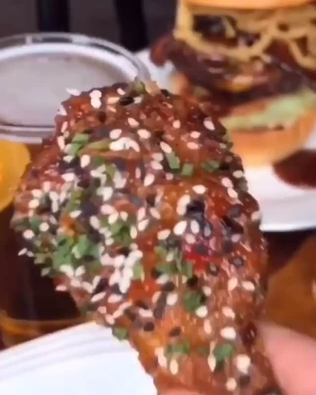 ファンクマスター・フレックスのインスタグラム：「Fam... the wings @queens_bully are unreal! I had an amazing time tonight! Bully Brunch! @juganot x @thevisualvandal1 !!!!! @litdigitaldjs !!!! HENNY WINGS!」