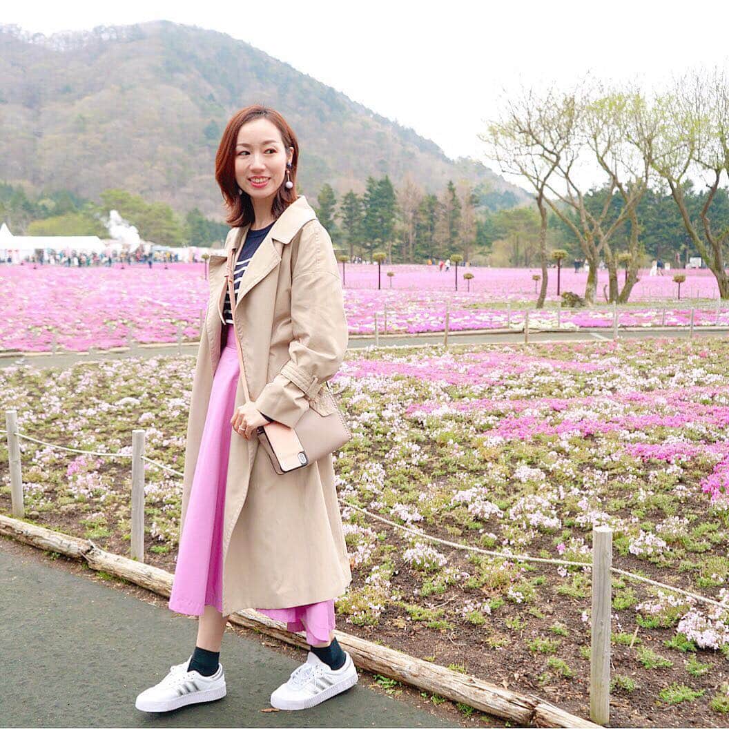 泉マリコさんのインスタグラム写真 - (泉マリコInstagram)「GW始まりましたね😊✨私は10連休とまではいきませんが、最終日から旅行に行けることになったのでウキウキです✈️💕 . 今日はお友達家族と一緒に、恒例の芝桜見物へ🌸今年は #富士芝桜まつり に行ってきたよ〜✨✨ 芝桜は一輪一輪がとても可愛らしくて、ピンクのお花の絨毯が一面に広がっているところが好き(o^^o) . しかし富士は寒かった❗️今日10度だったから💦ヒートテック着込んでました(=ﾟωﾟ)ﾉ @adidas の白スニーカーがお気に入り💕 . 明日で平成が終わると思うと感慨深いです😭 . #芝桜  #芝桜富士  #富士山  #山梨  #山梨観光  #cordinate  #outfit  #ootd  #トレンチコート #ニット  #フレアスカート  #白スニーカー  #スニーカー女子  #スニーカーコーデ  #ゴールデンウィーク  #ゴールデンウィーク2019 #平成最後  #令和元年」4月29日 23時48分 - mariko_i0902