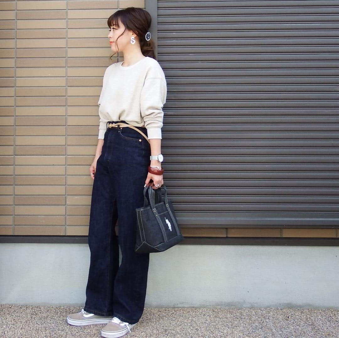 miho.a.nicoさんのインスタグラム写真 - (miho.a.nicoInstagram)「コーデの記録😊 ・ デニムコーデ👖 薄色も濃色も好きです🎵 ・ ・ シャツワンピは @re.mirror.official さんのもの💙  @re.mirror.officialさんではＬＩＮＥ友達登録すると500円OFFクーポンプレゼント中です🎁 LINE ID 【@izk0773h】 ぜひ、登録してみて下さい😊 ・ ・ 左から→ one-piece#remirrorofficial @re.mirror.official  tops#grl @grl_official  bottoms#freaksstore @freaksstore_official  shoes# @converse_jp  ring# @yarkamadeinfo  bracelet# @yarkamadeinfo  watch# @klon_klon_klon  hair accessory# @himest.jp ・ ・  tops#uniqlo @uniqlo_ginza @uniqlo  bottom# @freaksstore_official  shoes# @vans  bag#usポロ @uspoloassn @the_platinum_select  pierce# @goldy_jp ・ ・ ・ #cordinate #outfit#instafashion #プチプラコーデ#コーデ#コーディネート#今日のコーデ #ファッション#オトナカジュアル #ootd#locari#グレイル」4月29日 23時50分 - miho.a.nico