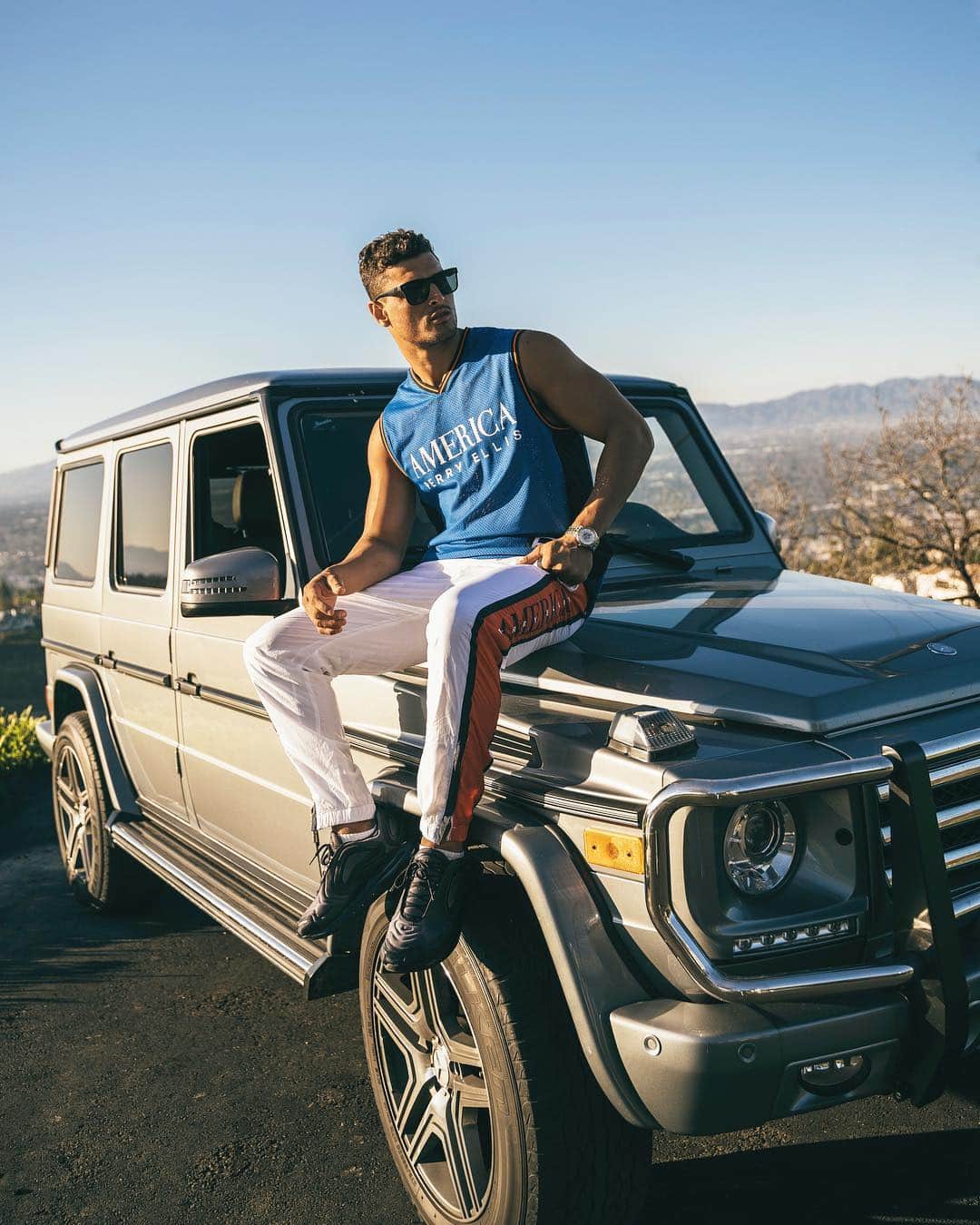 ペリーエリスのインスタグラム：「Get in the game. @evanfitness_nyc wearing a Track Pant and Mesh V-Neck Tank from the #PerryEllisAmerica collection.」