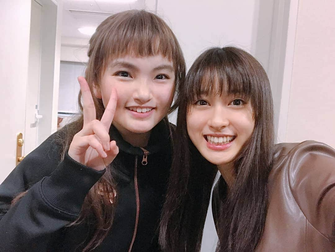 土屋太鳳さんのインスタグラム写真 - (土屋太鳳Instagram)「#鈴木梨央 ちゃんが演じるヘレン・ケラー。 少し前に「ゴチ」で御一緒して 本当にチャーミングでおだやかで 柔らかくて涼やかで、 そして、賢いってこういう空気感を 言うんだろうな、と実感するような 知的な雰囲気の梨央ちゃんを 目の前で拝見したばかりなので、 舞台の上で、 全てを失って全てに混乱して 全てを拒絶して全てを追い求めてる 梨央ちゃんの姿は 衝撃でした。 でも、すごくリアルなんです。 ヘレンの衝動と哀しさに心を揺すぶられて、 気付いたら自分も 見失った感情を取り戻したような… たとえ取り戻せなくても 取り戻したい、と思えた3時間でした。 これからどんどん豊かな女優さんに なっていかれるのだろうな… いつか御一緒出来ますように✨✨✨ #奇跡の人」4月29日 23時51分 - taotsuchiya_official