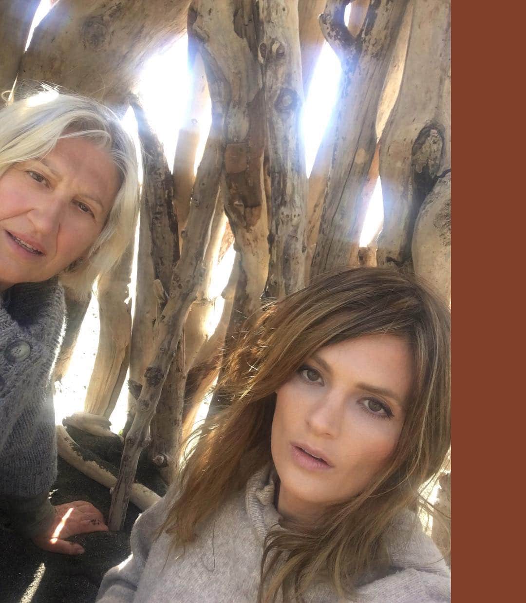 スタナ・カティックさんのインスタグラム写真 - (スタナ・カティックInstagram)「Wait... how do you work this thing? #MomCrushMonday #DriftwoodTent」4月29日 22時18分 - drstanakatic
