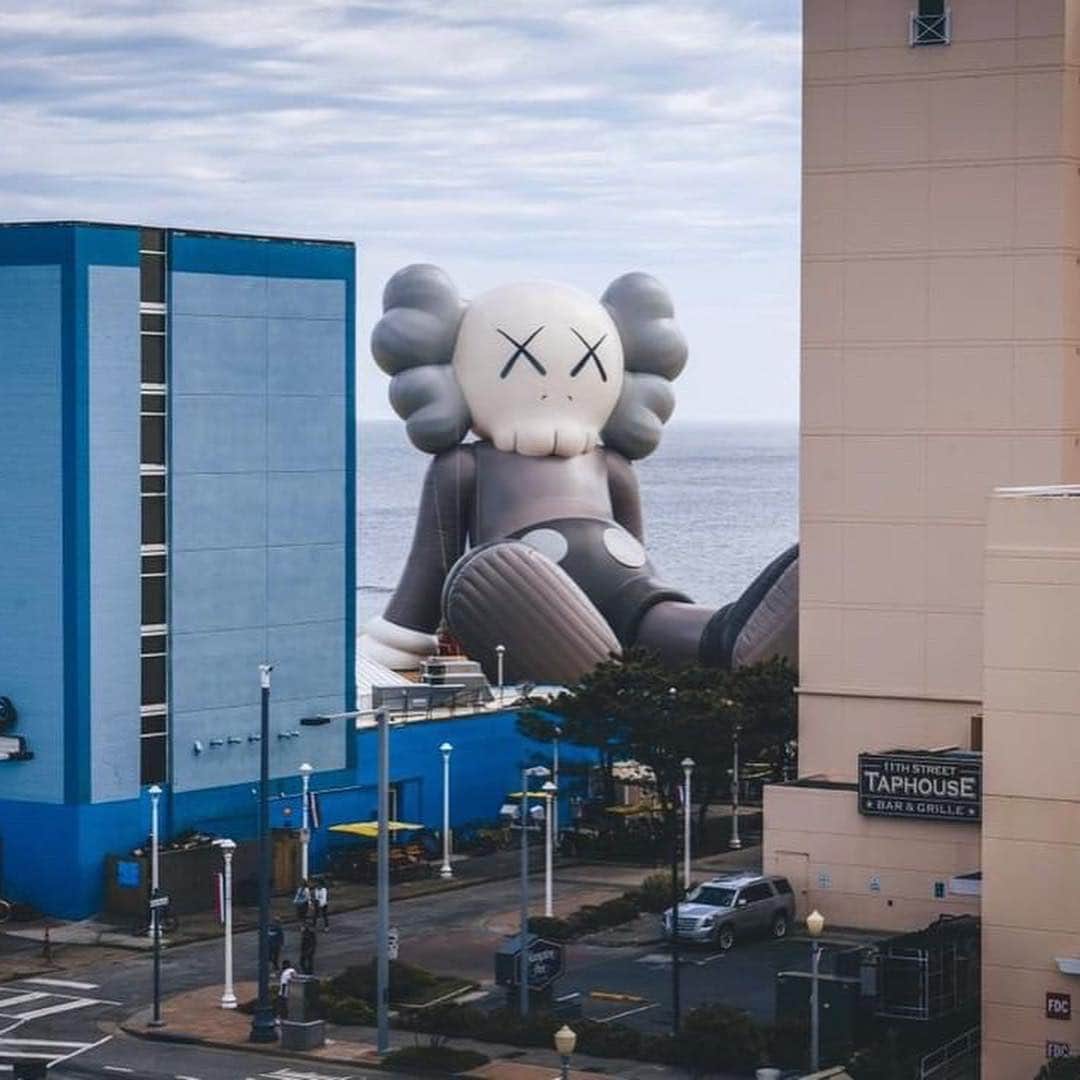 KAWSONEさんのインスタグラム写真 - (KAWSONEInstagram)「KAWS: HOLIDAY Virginia Beach What a fun weekend, thank you @pharrell @somethinginthewater @arr.allrightsreserved  and @rkrkrk for the great 📷’s #KAWS #Pharrell #somethinginthewater #SITW #virginiabeach」4月29日 22時22分 - kaws