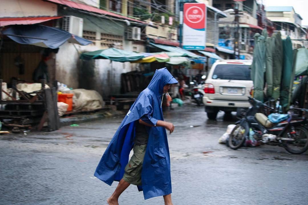 Shunsuke Miyatakeのインスタグラム：「Blessed rain in dry season, Phnom Penh, Cambodia.」