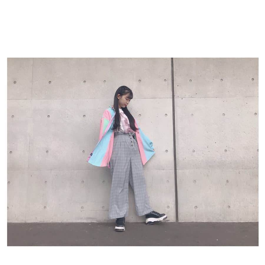 馬場彩華さんのインスタグラム写真 - (馬場彩華Instagram)「🧸🧸🧸 . 今日のお洋服〜 . 白の長袖Tシャツにグレーのチェックのパンツ🖤 . 上に羽織ってるのははカラフルなシャツ💗💚💛💙 . . 髪の毛はハーフツインを2つしたよ🐾 . #握手会 #コーデ #おしゃれ #映てる？ #インスタ #おしゃれ #になった #😊」4月29日 22時28分 - s2yklo