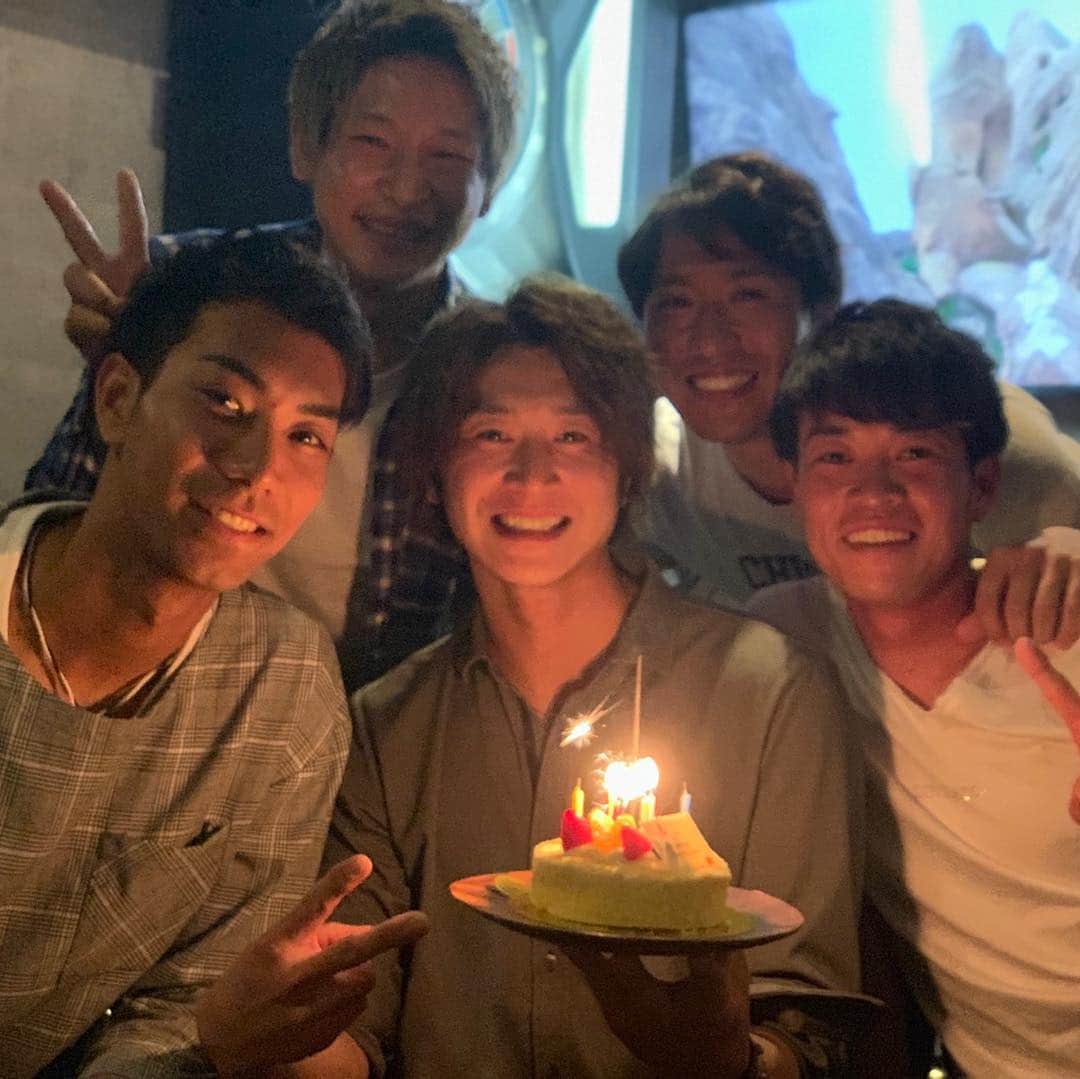 金子一輝のインスタグラム：「今日は遅くなりましたがゆうじさんの誕生日会をしました😊 プレゼントしたTシャツも喜んでくれました😁 おめでとうございます🎉」