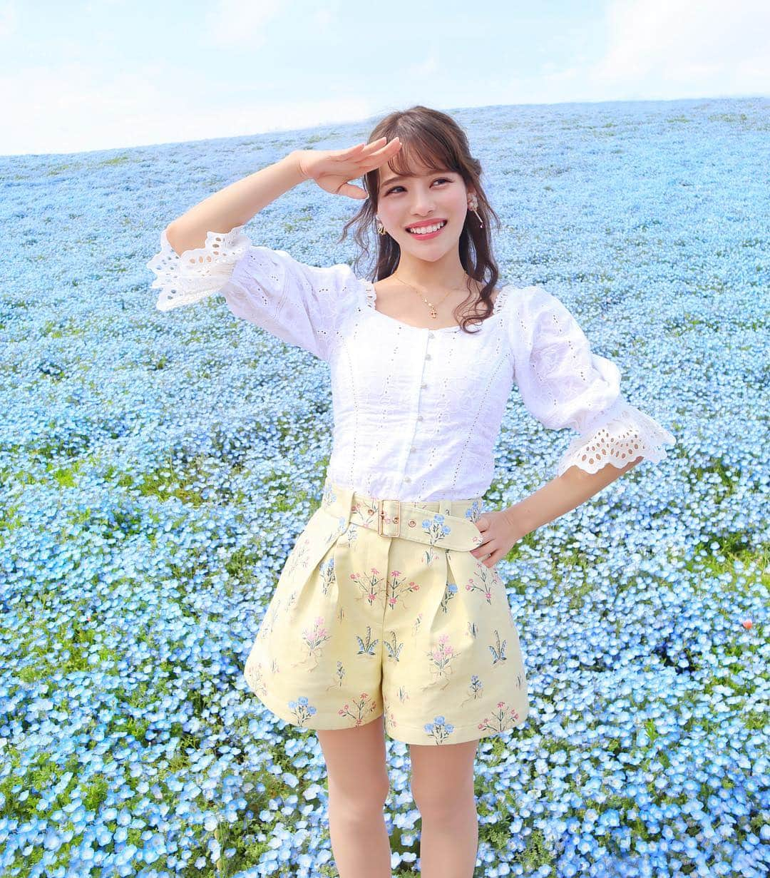 小沼瑞季さんのインスタグラム写真 - (小沼瑞季Instagram)「今日は念願のネモフィラ畑へ💠💠💠﻿ ﻿ 一面のネモフィラの丘が﻿ 本当に本当に綺麗すぎた...✨ ﻿ テンション上がっておふざけポーズ💁‍♀️笑﻿ ﻿ ﻿ #nemophila#trip#flowergarden#japaneseflower#lilybrown#sretsis#国営ひたち海浜公園#茨城県#国内旅行#ネモフィラ#ネモフィラ畑#花のある暮らし#花のある生活#お花畑#リリーブラウン#スレトシス#みいきコーデ#みいきとらべる✈️」4月29日 22時31分 - mizukikonuma