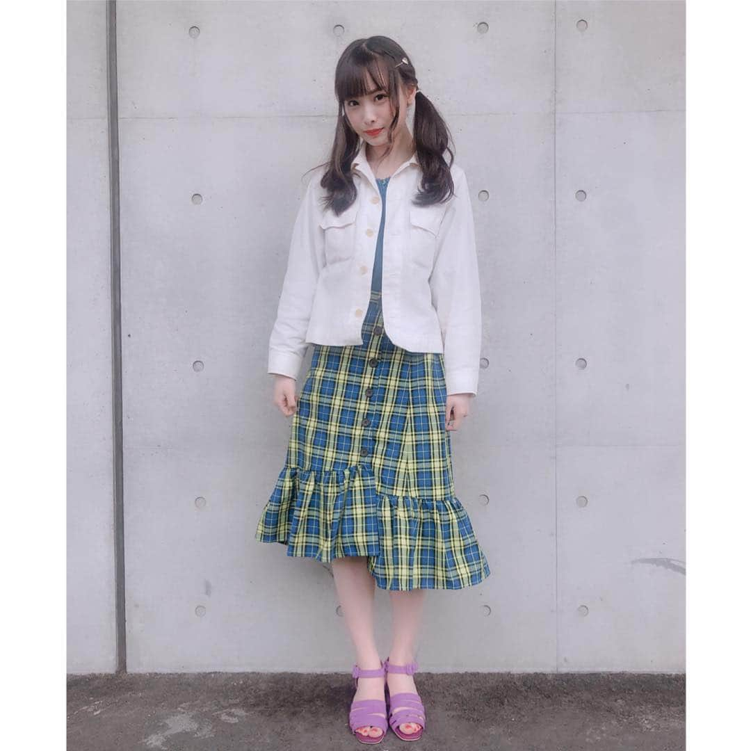 梅山恋和さんのインスタグラム写真 - (梅山恋和Instagram)「#557 #私服👗💓 #走る振り #チェックスカート #ツインテール #わーい #みんなすきだよ〜 #おもち映え」4月29日 22時42分 - cocona_umeyama