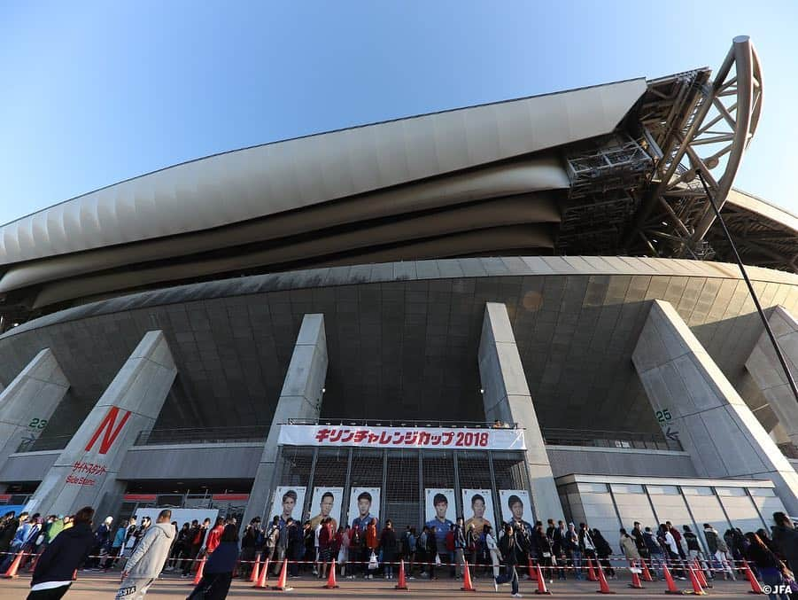 日本サッカー協会さんのインスタグラム写真 - (日本サッカー協会Instagram)「キリンチャレンジカップ2019（6/5＠豊田スタジアム)vs #トリニダードトバゴ （@ttfafootball ）🇹🇹 ✅チケット発売中！ 👉チケット情報は JFA.jpへ ・ 日本代表戦＠豊田スタジアムをプレイバック！ 第8回は翌年1月のAFCアジアカップに出場する両チームの一戦。山中亮輔選手の代表デビュー戦初ゴールや、原口元気選手のゴールなどで4-0と快勝。2018年最後の国際親善試合を勝利で締めくくった。 ・ 📅2018.11.20 📍豊田スタジアム キリンチャレンジカップ2018 日本 4-0 キルギス ⚽得点 2'山中亮輔 19'原口元気 72'大迫勇也 73'中島翔哉 ・ [監督] #森保一 [出場選手] #権田修一 （サガン鳥栖） #槙野智章 （浦和レッズ）→61' #吉田麻也 （サウサンプトン） #山中亮輔 （横浜F・マリノス） #室屋成 （FC東京） #三浦弦太 （ガンバ大阪） #原口元気 （ハノーファー96）→72' #南野拓実 （ザルツブルク） #伊東純也 （柏レイソル）→59' #堂安律 （FCフローニンゲン） #守田英正 （川崎フロンターレ） #三竿健斗 （鹿島アントラーズ）→59' #柴崎岳 （ヘタフェCF） #杉本健勇 （セレッソ大阪）→59' #大迫勇也 （ベルダー・ブレーメン） #北川航也 （清水エスパルス）→72' #中島翔哉 （ポルティモネンセSC） ・ [控え選手] #東口順昭 （ガンバ大阪）#シュミットダニエル （ベガルタ仙台）#佐々木翔 （サンフレッチェ広島）#酒井宏樹 （オリンピック・マルセイユ）#遠藤航 （シントトロイデンVV） ・ #jfa #daihyo  #SAMURAIBLUE」4月29日 22時37分 - japanfootballassociation