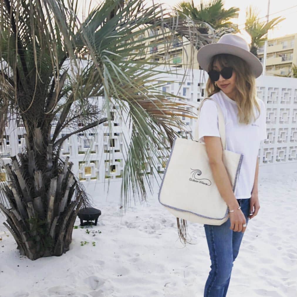 ラレイアのインスタグラム：「🌴 GW満喫しているでしょうか？💙 ・ Colleen Wilcox × La Leiaのインサイドポケットトート😍✨ ふちはボーダーでシンプルなデザイン🧡 ・ 内側ポケットがアートになっています😊‼︎ ・ La Leia川崎店 @laleia.kwsk 吉祥寺店 @laleia_kichijoji ではGWフェアを開催中！ webサイトでは日替わりクーポンも配布中です☺️💕 ・ ぜひお見逃しなく😄🌈 ・ @laleia_official  @colleenwilcoxgallery_jp  #colleen#colleenwilcox#art#hawaii#aloha#surf#beach#fashion#laleia#ハワイ#フォトジェニック#インスタ映え#インスタ女子#アロハ#ビーチ#海を感じる雑貨#ラレイア#アート#ビーチガール#サーフスタイル#大人カジュアル#旅行#トラベラー」