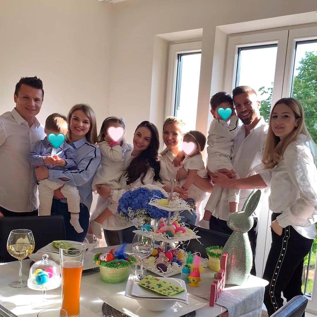 マティヤ・ナスタシッチのインスタグラム：「Easter with family and dear friends 🐰🐣🥂 Uskrs sa porodicom i dragim prijateljima #orthodoxeaster #eastertime ❤️」