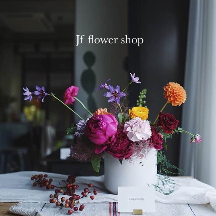 JF flower Shopさんのインスタグラム写真 - (JF flower ShopInstagram)「Jf flower shop. . . . .#2019jfflowershop #jfflowershop #flower #florist #floral #flowerlesson #koreanflorist #flowerstagram  #koreanflower  #웨딩부케 #플로리스트 #플로리스트수업 #핸드타이드  #범계플라워레슨 #꽃꽂이 #플라워레슨 #꽃꽂이수업 #안양꽃집 #범계꽃집 #평촌꽃집 #과천꽃집 #인덕원꽃집 #동편마을꽃집 #ㄷ포일동꽃집 #내손동꽃집 #의왕꽃집 #花#花艺」4月29日 22時51分 - jfflowershop