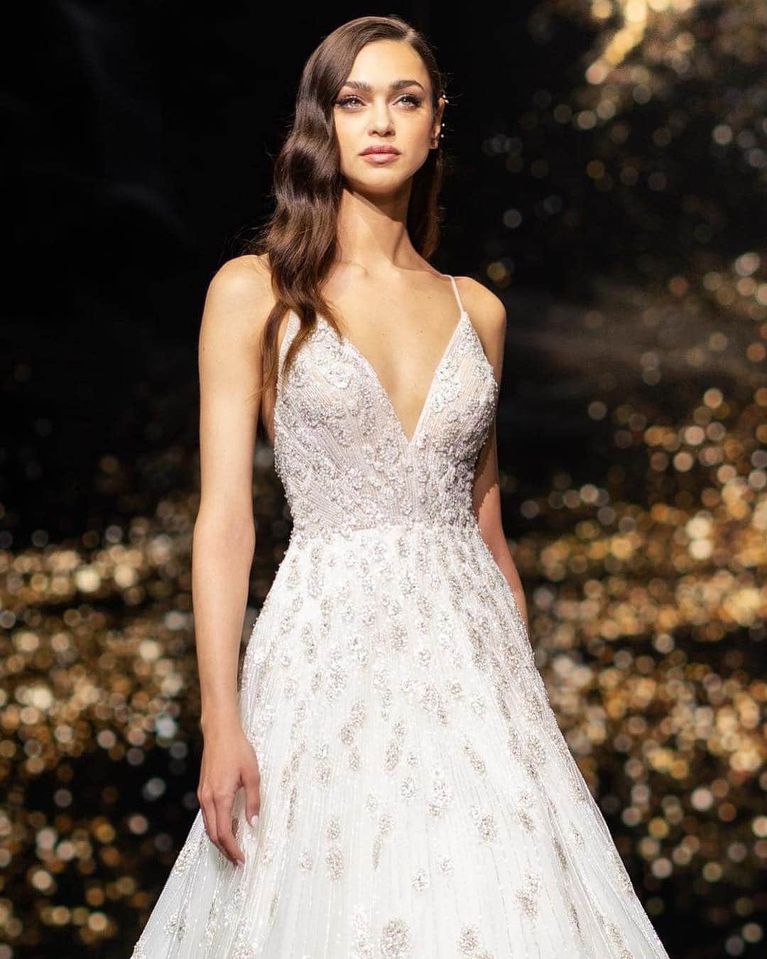 Zhenya Katavaのインスタグラム：「@pronovias ♥️」
