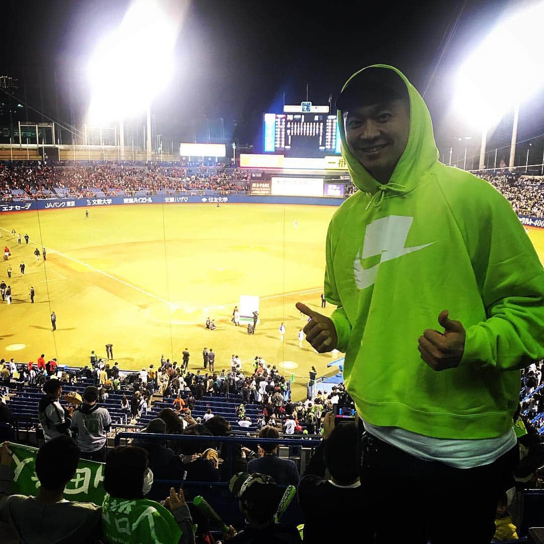 落合知也のインスタグラム：「東京ヤクルトスワローズ Win!!ガッツリヤクルトカラーで応援させて頂きました笑 野球オモロイ。また行きてー！！石川さん、原さんありがとうございました！！」