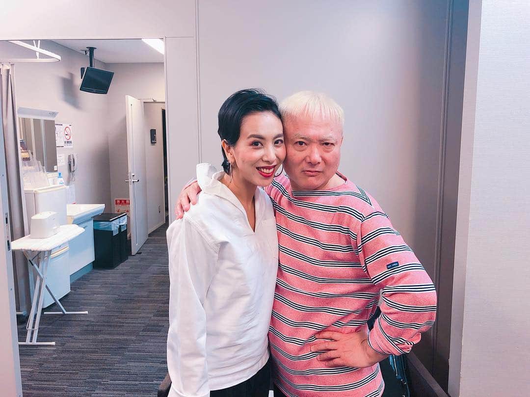 LOVEのインスタグラム：「Aprovechemos el momento, y no lo dejemos pasar  solamente con palabras y sin acciones.  Seize the day,  let's not waste today  with just words and no action.  今を掴むべし 行動なしの口先だけの生き方で 今日を無駄にすることなかれ  cobaさんHappy  60th birthday!! 「好きに生きるぞー！」 って吠えてらした。 すんごいパンクだった。」