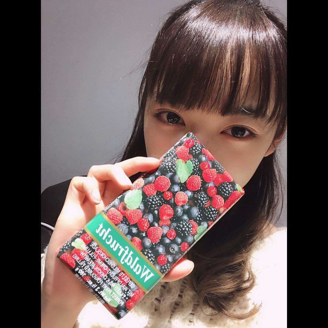 下村実生さんのインスタグラム写真 - (下村実生Instagram)「可愛いチョコを見つけたから買っちゃった ベリーな感じで美味しかった〜😛 フェアリーズ、 新曲の発売が決まりました！ GWはイベントするよ！ ツアーも6月から始まるのでよろしくです🐶がんばるぞー」4月29日 22時52分 - miki_shimomura_