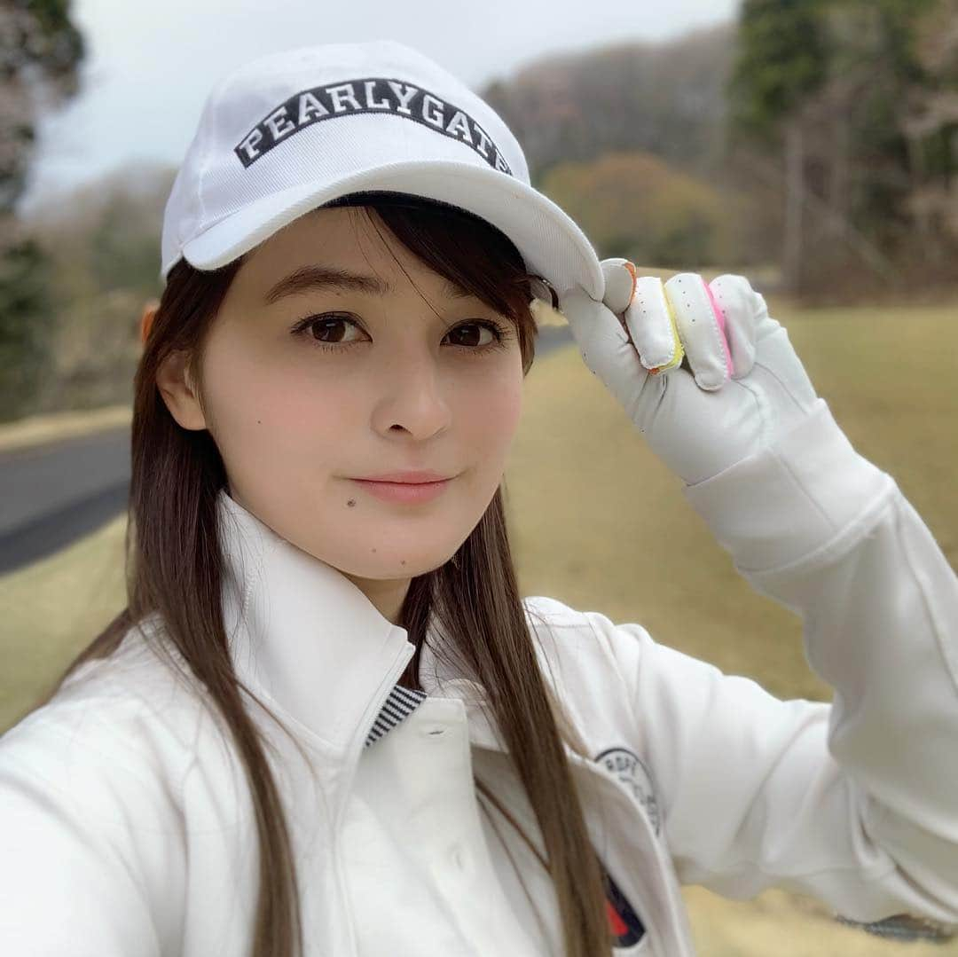 奥山夏織さんのインスタグラム写真 - (奥山夏織Instagram)「大好きなゴルフ🏌️‍♀️GW中も何回かまわる予定♪ ・ ちなみに最近ほんと食欲が止まらないんですが、そんな食欲とは裏腹に顔が小さくなったねって知り合いの人によく言われます🤔特に何もしてないんですが、#ベジバリア 飲んでるからかな❣️ ・ この間座談会でベジバリアを使用した人たちでまた話したんですが、みんな顔が浮腫みにくくなったかもって言ってました👀✨後は二日酔いもあんまりなくなったかも💓 体重も増えてないから、余分な#塩糖脂 が多分でてってくれてるのかなっと❣️友達にも最近配ってるという😂 ・ 最近これなしじゃばくばく食べれないって感じです🍚笑 ・・・ #ベジバリア #塩糖脂 #ベジエ #スピルリナ #美容 #サプリメント #サプリ」4月29日 22時54分 - okuyama_kaori