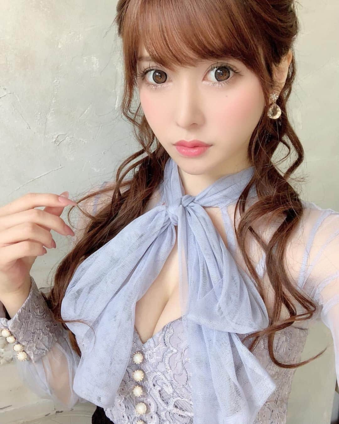 美女美容事情さんのインスタグラム写真 - (美女美容事情Instagram)「《実はドレス👗✨》 * リポストを使って、素敵な写真📷✨を投稿されてる方を紹介させて頂く⠀⠀⠀ 【💄美女美容事情💅】のコーナーです✨ *⠀⠀⠀⠀⠀⠀ いいねやコメント、フォローして応援してね❤︎🥰🎶⁣ *⠀⠀⠀⠀⠀⠀ 今回ご紹介させて頂きますのは❤︎ ゆめさん< @___yu.me___ >の素敵なお写真📸 * 高貴な美しさを感じさせてくれます😊 くりっとしたお目々がとっても魅力的で吸い込まれてしまいそうです🥰ネイルも可愛い😍 *⠀ ゆめさんのアカウントには他にも素晴らしい投稿が沢山ありますので是非覗いてみて💁‍♀️💙 *⠀ ゆめさん< @___yu.me___ > 素敵な投稿ありがとうございました☺️📸✨⠀⠀⠀⠀⠀⠀⠀ △▼△▼△▼△▼△▼△▼△▼△▼△▼⠀⠀⠀⠀⠀⠀⠀⠀⠀⠀⠀⠀⠀⠀⠀⠀⠀⠀⠀⠀⠀⠀⠀⠀⠀⠀⠀⠀⠀⠀⠀⠀ ❤🧡💛「美女美容事情」💚💙💜⠀⠀⠀⠀⠀⠀⠀⠀⠀⠀⠀⠀⠀⠀ 👇掲載ご希望の方は👇⠀⠀⠀⠀⠀⠀⠀⠀⠀⠀⠀⠀⠀⠀⠀ @b_b_j.jタグ付けと🖤 # ビジョビ⠀🖤⠀⠀⠀⠀⠀⠀⠀⠀⠀⠀⠀⠀⠀⠀ をタグ付けお願いします✨⠀⠀⠀⠀⠀⠀⠀⠀⠀⠀⠀⠀⠀⠀⠀ ――――――――――――――――⠀⠀⠀⠀⠀⠀⠀⠀⠀⠀⠀⠀⠀⠀⠀⠀⠀⠀⠀⠀⠀⠀ ～姉妹アカウントのご紹介～⠀⠀⠀⠀⠀⠀⠀⠀⠀⠀⠀⠀⠀⠀⠀⠀⠀⠀⠀⠀⠀⠀⠀⠀⠀⠀ ◇美容情報を紹介している«美女美容事情～Beauty～»⠀⠀⠀⠀⠀⠀⠀⠀⠀⠀⠀⠀⠀⠀⠀⠀⠀⠀⠀⠀⠀⠀⠀⠀⠀ ( @b_b_j.j_b )⠀⠀⠀⠀⠀⠀⠀⠀⠀⠀⠀⠀⠀⠀⠀⠀⠀⠀⠀⠀⠀⠀⠀⠀⠀⠀ ◇美しい旅スポット紹介をしている«美 spot»⠀⠀⠀⠀⠀⠀⠀⠀⠀⠀⠀⠀⠀⠀⠀⠀⠀⠀⠀⠀⠀⠀⠀⠀ ( @b__spo )⠀ ◇ビジョビがお届けするセレクトショップ«bi select» ( @bi_select ) ⠀⠀⠀⠀⠀⠀⠀⠀⠀⠀⠀⠀⠀⠀⠀⠀⠀⠀⠀⠀ よかったらこちらも覗いてみてね✨ ――――――――――――――――⠀⠀ @b_b_j.j⠀ #コスメ  #自撮り #メイク #beauty⠀⠀ #美肌 #春カラー ⠀⠀⠀ #コスメ好きさんと繋がりたい #ナチュラルメイク ⠀⠀⠀ #アイメイク #化粧 ⠀⠀ #オトナ女子 #赤リップ ⠀⠀ #カラコンレポ #カラコン ⠀⠀⠀⠀ #美肌ケア #韓国コスメ  #美意識向上 #ゆるふわ巻き  #アイシャドウ #女子力アップ ⠀⠀⠀⠀ #アイライン #美意識⠀⠀ #リップ💄 #ドレス  #女子力 #女子力向上⠀⠀ #リップ #チーク⠀⠀ #naturalbeauty #makeup」4月29日 22時55分 - b_b_j.j