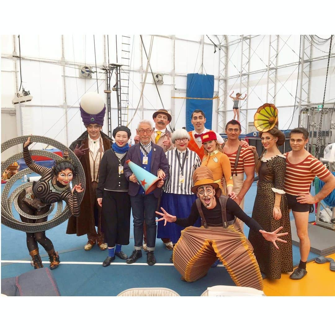 bon ponさんのインスタグラム写真 - (bon ponInstagram)「今日はなんと！「KURIOS」のバックステージにお招きいただきました🎪 ステージマネージャーの方が、以前から私達のInstagramをフォローしてくださっていたそうで、4月23日に「KURIOS」へ行った時の投稿を見て、バックステージに招待してくださったのです！ 連休で帰省中の娘( @may_59 )と一緒にお邪魔してきました。 ・ 関係者用入口のところでクララ役の池田一葉さん( @kazuhaikeda )が笑顔で迎えてくだって、バックステージへ案内していただきました。 キャストの皆さんがウォーミングアップしているところや、出待ちの様子などを目の前で拝見することができて、ドキドキしました❣️ 一緒に写真も撮っていただいて夢心地😍😍😍 一葉さんが「仙台はお客様の反応がすごく良くて嬉しい！」とおっしゃってくださって、我が事のように嬉しかったです。 今日もバックステージまで盛大な拍手と歓声が聞こえてきました。 ・ こんなに贅沢で貴重な体験をさせていただき、心から感謝しております。 ありがとうございました🙏 仙台公演は5月29日(水)まで。 GW中も1日は休演ですが、他は毎日公演しています。 日本での「KURIOS」は仙台公演が最後です。 ぜひ多くの方に、この素晴らしい世界を体感していただきたいと思います。 ・ #KURIOS #キュリオス #キュリオス仙台公演 #シルクドソレイユ #バックステージ #夫婦 #60代 #ファッション #コーディネート #リンクコーデ #夫婦コーデ #グレイヘア #白髪 #共白髪 #couple #over60 #fashion #coordinate #instafashion #instagramjapan #greyhair #bonpon511」4月29日 22時55分 - bonpon511