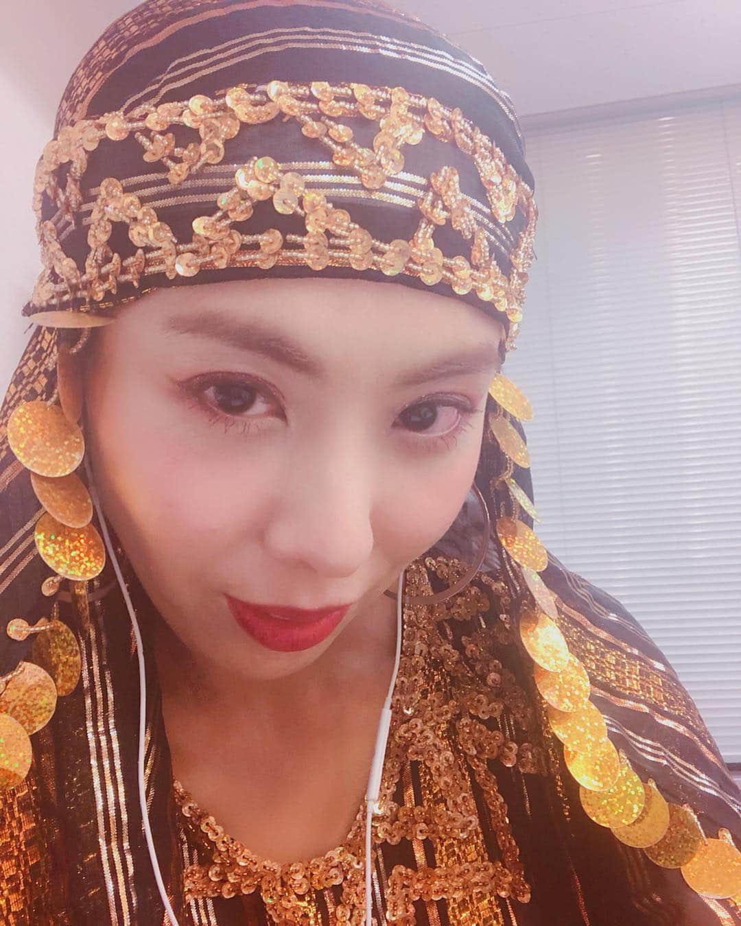 LOVEのインスタグラム：「世界のcobaさんの60th記念を祝うには世界のLOVEにならねば... というわけでエキゾチックJAPANしてきました(Whaaaat!) ベリーダンサーニコルさん率いるニコル組のみなさまとcobaさんの曲に、急遽一曲歌参加、初めてのラテン、スパニッシュLyrics書いて、めちゃめちゃ楽しく、cobaさんバンドとベリーダンスの圧巻のセレブレーション。他ゲストも豪華すぎ。すごいライブだった...！ Happy  60th Anniversary coba-san!」