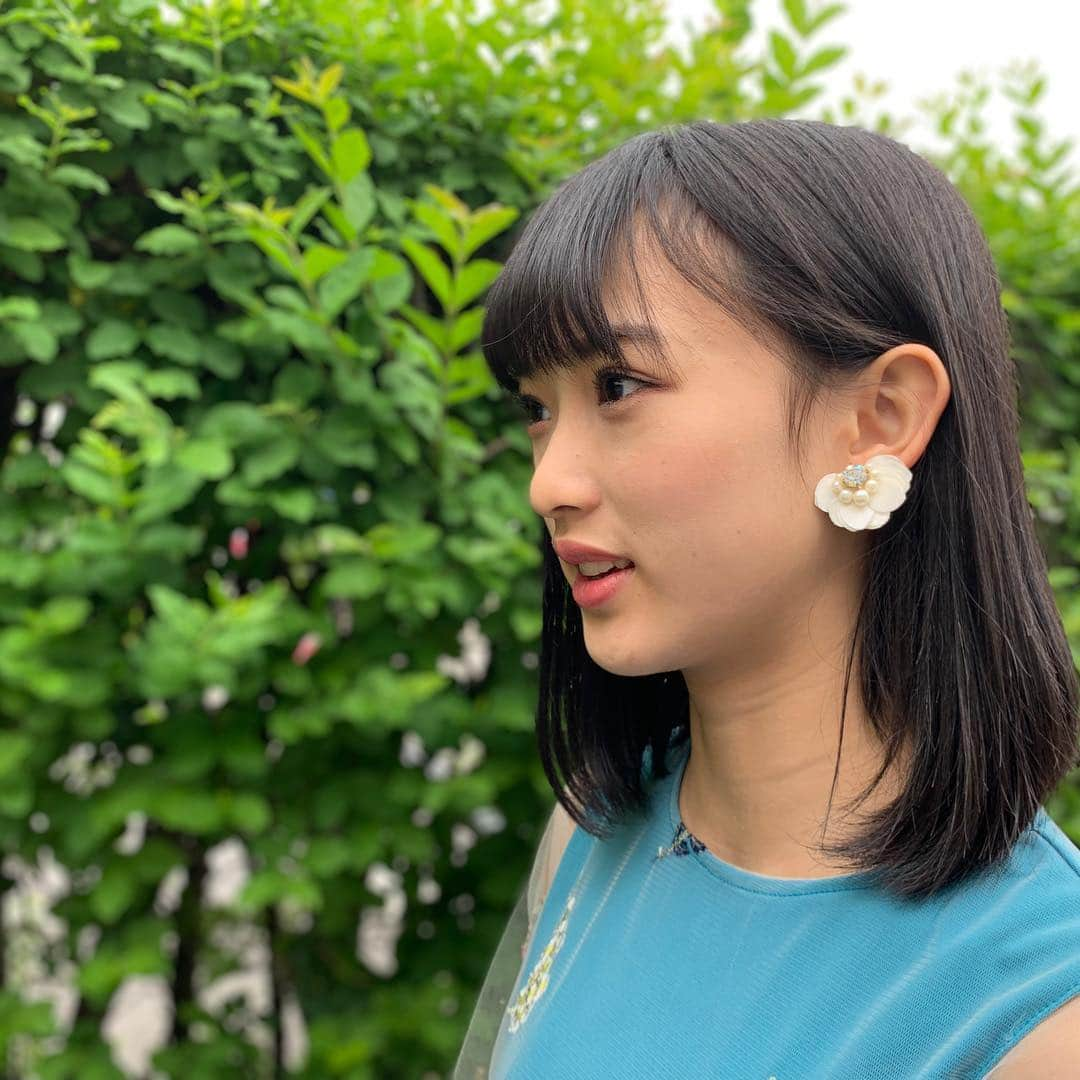 歌田初夏さんのインスタグラム写真 - (歌田初夏Instagram)「握手🤝  みんなに大人っぽいって言われました  22歳に見えるって  インスタグラムさんお久しぶり  #握手会 #ワンピース #大人 #階段 #登ったわ」4月29日 22時57分 - utahatsu78