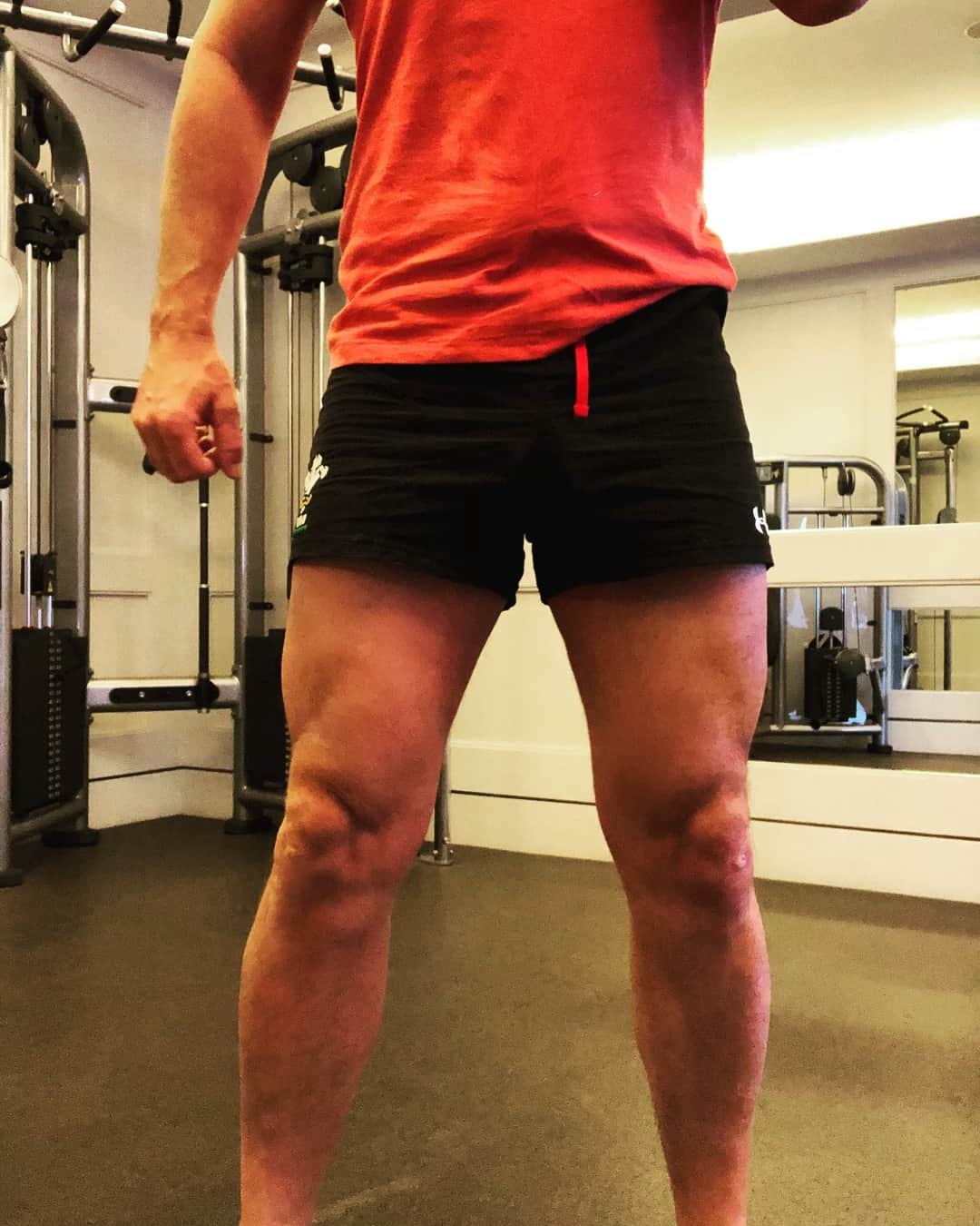 ルーク・エヴァンズさんのインスタグラム写真 - (ルーク・エヴァンズInstagram)「#mondaymotivation leg day. Thanks to my @onepeloton Ive gained some strong legs again!」4月29日 22時57分 - thereallukeevans