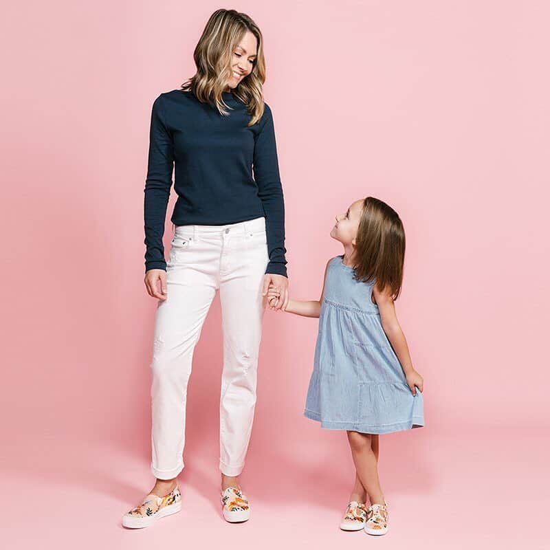 Kedsさんのインスタグラム写真 - (KedsInstagram)「Like mother, like daughter. All-new and just in time for Mother's Day, our @riflepaperco Collection now includes matching 👟👟 for you and your little one. Link in our bio to shop. #kedsxriflepaperco」4月29日 22時57分 - keds