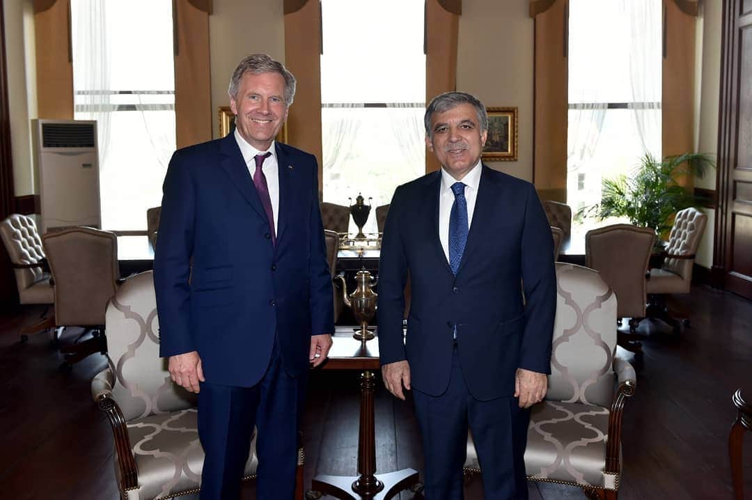 アブドゥラー・ギュルのインスタグラム：「11. Cumhurbaşkanımız Abdullah Gül, Almanya Eski Cumhurbaşkanı Christian Wulff ile çalışma ofisinde görüştü. Cumhurbaşkanı Gül, Wulff’un Türkiye’ye olan ilgisinin sürmesinden memnuniyet duyduğunu ifade etti. 📸: @birol.afsar」