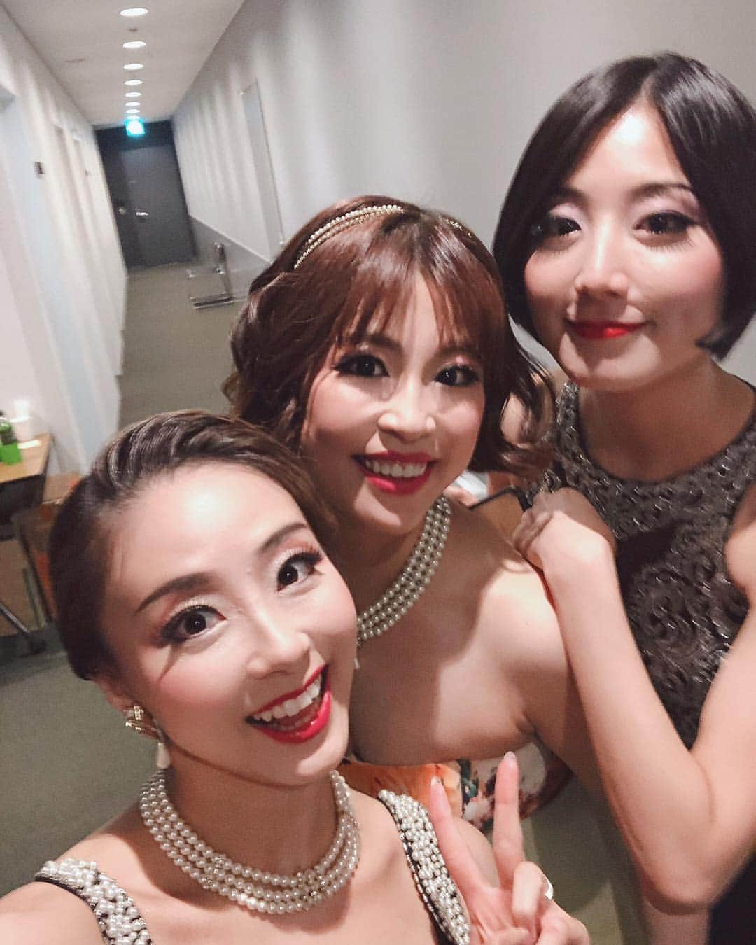 亜聖樹さんのインスタグラム写真 - (亜聖樹Instagram)「「レビューニッポンモダンタイムス」初日終了しました♩ 明日は１３時／１７時公演です！ イイノホールにてお待ちしております🙏 同期と❤️ #93期 #宝塚」4月29日 23時09分 - akkyontanaka