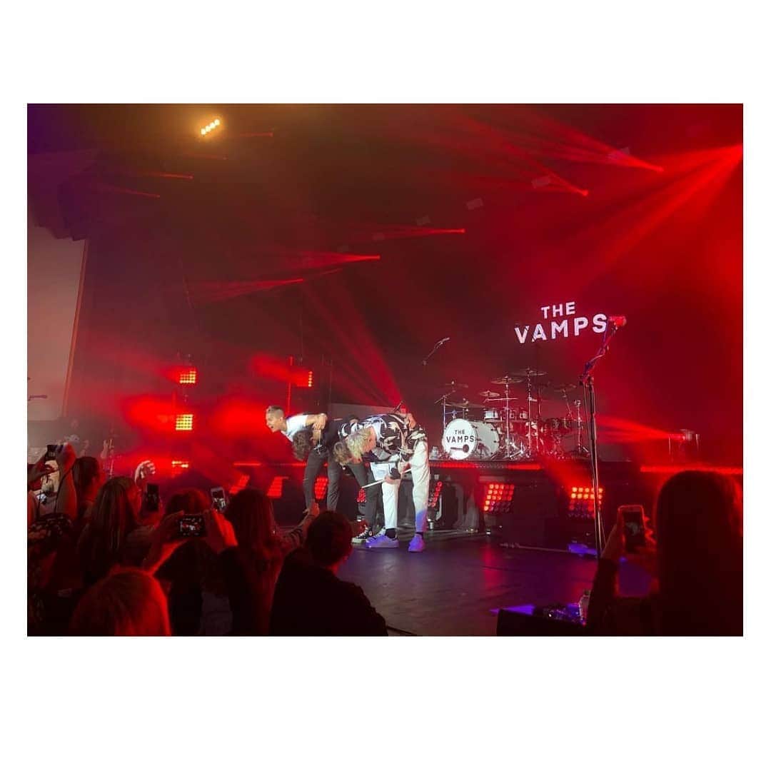 コナー・ボールのインスタグラム：「💌 we need more love in this Vamily 💌」