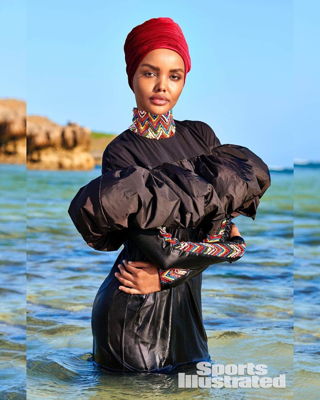 Just Jaredさんのインスタグラム写真 - (Just JaredInstagram)「@halima makes history as the first Muslim model to wear a hijab and burkini for the @si_swimsuit issue!  #HalimaAden #SportsIllustratedSwimsuit Photo: @yutsai88」4月29日 23時02分 - justjared