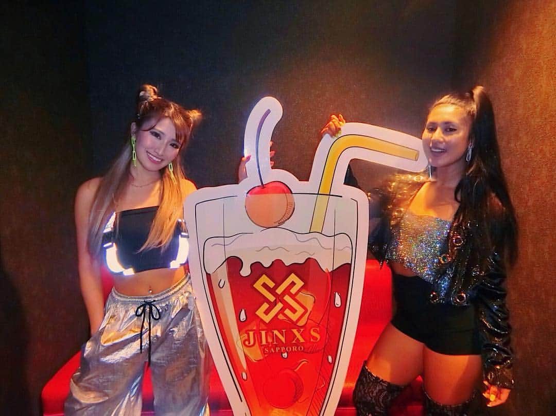 鈴木まりなのインスタグラム：「    2019.4.28 JINXS SAPPORO    めっちゃ楽しかった〜！😜💖  Che'Nelleさんとご一緒させていただきました🙏 ライブかっこよかった！！！😍  ジンクスの皆様、遊びにきてくれた皆様 ありがとうございました🌹✨        #dj #girlsdj #femaledj #asiandj #Japanesedj #djlife #djingismylife #djinglife #djlifestyle」