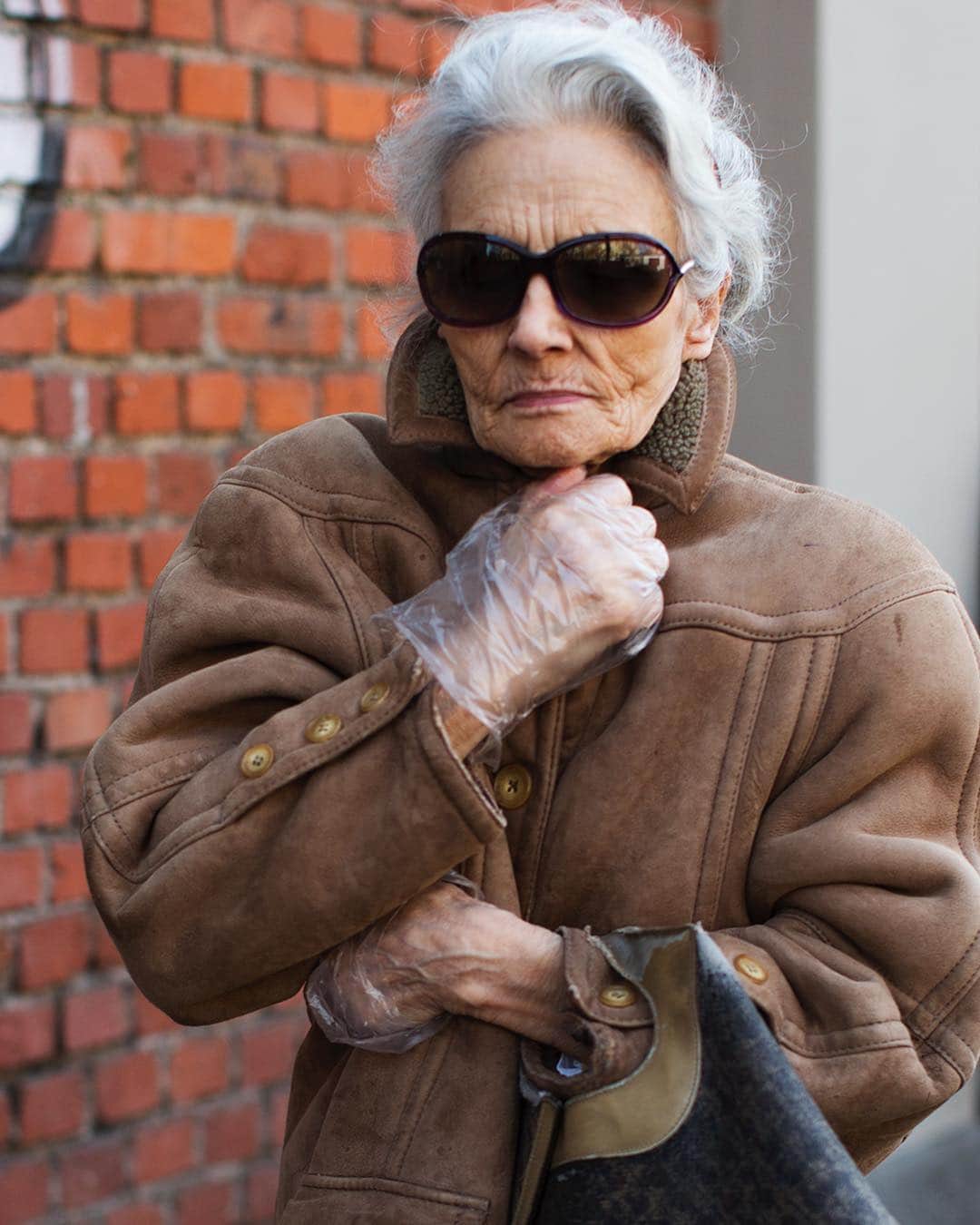 スコット・シューマンのインスタグラム：「Shearling coat and cellophane gloves! She whizzed by me on via Solari so fast I barely had a chance to raise my camera but what a fantastic character she must be! Milan (of course)」