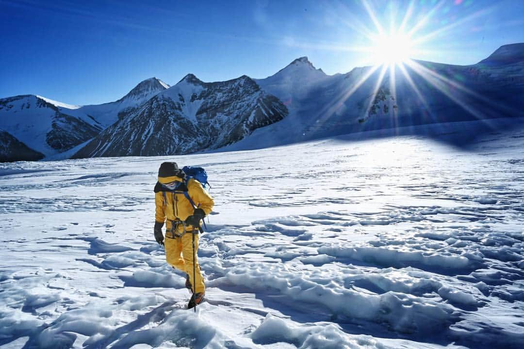 Cory Richardsさんのインスタグラム写真 - (Cory RichardsInstagram)「We finally got to touch the new route today and work the bottom crux. It was hot. And it was hard. But then again everything is at 24,000ft (7300m). Picking up a camera..climbing...walking...breathing...all hard.  We will be up here for a couple more days to hopefully work the route more, though the winds are high and not really in our favor.  Here is @estebantopomena on the approach.  @estebantopomena @ladzinski @nikonusa @roam @erichroepke #nikoneverest #everest」4月29日 23時10分 - coryrichards