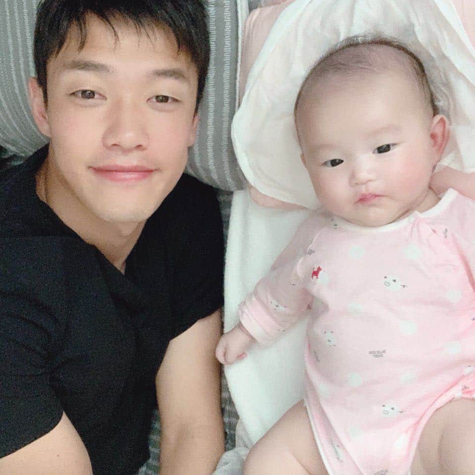 ホン・ジョンホのインスタグラム：「다연이와 모닝셀카로 하루시작👶🏻 기저귀갈아주고 책읽어주고 안아주고 놀아주고 맘마주고 나들이가서 옷사주고 집에와서 목욕시키고 놀아주고 재워주고... 내일도 기대된댜....하랗라하핳하 행복해😅❤️ 내사랑들과 함께한 소중하고 감사한하루👨‍👩‍👧❤️」