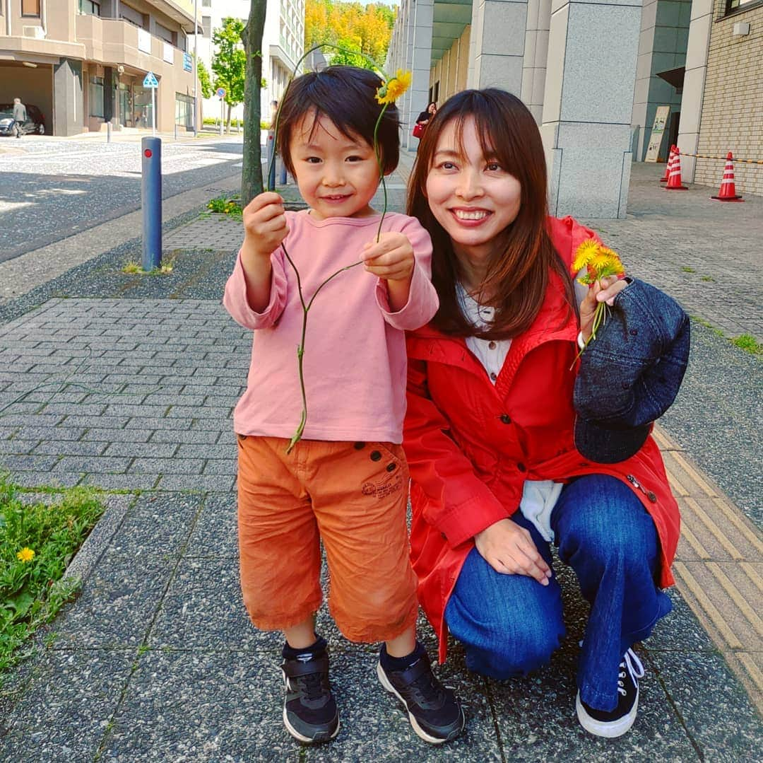 清野紗耶香さんのインスタグラム写真 - (清野紗耶香Instagram)「🌱嘘でしょってくらい大きなタンポポ こーたが摘んでくれたヽ(°ω°)ノ😂  #アンビエンテ #プレゼント企画 #アンビ母の日2019 #平成最後の快晴かな #平成最後のはいチーズ #平成最後の春 #4歳2ヶ月#年中#まめちょびん#男の子ママ #スマイルビスコ#スマイルビスコフォト @glico_smilebisco #コドモダカラ #millymilly #mamanoko #mamano #comona #ikumama #hugkum #ママライフカメラ @mamalife_official  #はぐピク#ママchan #親バカ部  #ままのて#子育てぐらむ#ママリ#コドモノ #キズナ#コノビー #子供とお出かけ部」4月29日 23時13分 - seino_sayaka