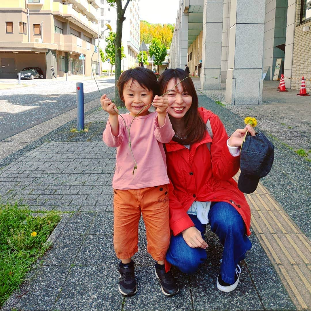 清野紗耶香さんのインスタグラム写真 - (清野紗耶香Instagram)「🌱嘘でしょってくらい大きなタンポポ こーたが摘んでくれたヽ(°ω°)ノ😂  #アンビエンテ #プレゼント企画 #アンビ母の日2019 #平成最後の快晴かな #平成最後のはいチーズ #平成最後の春 #4歳2ヶ月#年中#まめちょびん#男の子ママ #スマイルビスコ#スマイルビスコフォト @glico_smilebisco #コドモダカラ #millymilly #mamanoko #mamano #comona #ikumama #hugkum #ママライフカメラ @mamalife_official  #はぐピク#ママchan #親バカ部  #ままのて#子育てぐらむ#ママリ#コドモノ #キズナ#コノビー #子供とお出かけ部」4月29日 23時13分 - seino_sayaka