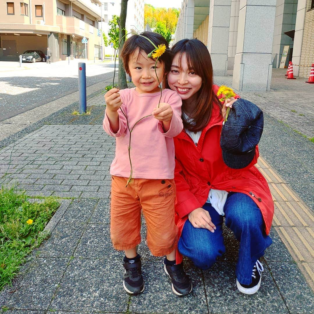 清野紗耶香さんのインスタグラム写真 - (清野紗耶香Instagram)「🌱嘘でしょってくらい大きなタンポポ こーたが摘んでくれたヽ(°ω°)ノ😂  #アンビエンテ #プレゼント企画 #アンビ母の日2019 #平成最後の快晴かな #平成最後のはいチーズ #平成最後の春 #4歳2ヶ月#年中#まめちょびん#男の子ママ #スマイルビスコ#スマイルビスコフォト @glico_smilebisco #コドモダカラ #millymilly #mamanoko #mamano #comona #ikumama #hugkum #ママライフカメラ @mamalife_official  #はぐピク#ママchan #親バカ部  #ままのて#子育てぐらむ#ママリ#コドモノ #キズナ#コノビー #子供とお出かけ部」4月29日 23時13分 - seino_sayaka