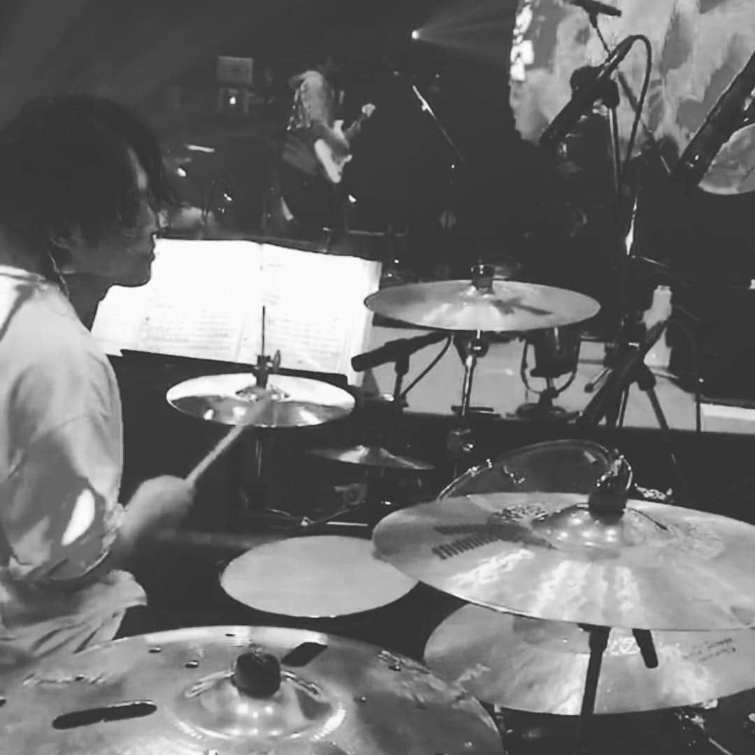 堀正輝のインスタグラム：「今日はEveくんツアーファイナルでした🥁ベースのまーくんが撮ってくれた。」